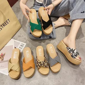 Vestindo um declive de calcanhar chinelos de quarto para mulheres sapatos de 2022 verão nova-coreano padrão de leopardo muffin escorregar no grossa sola de sandálias de praia
